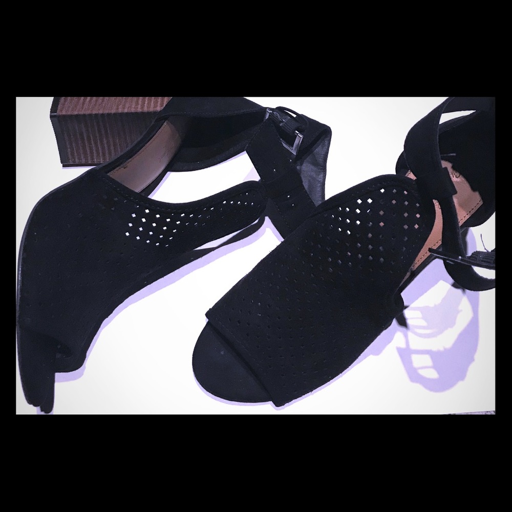 Black Pumps